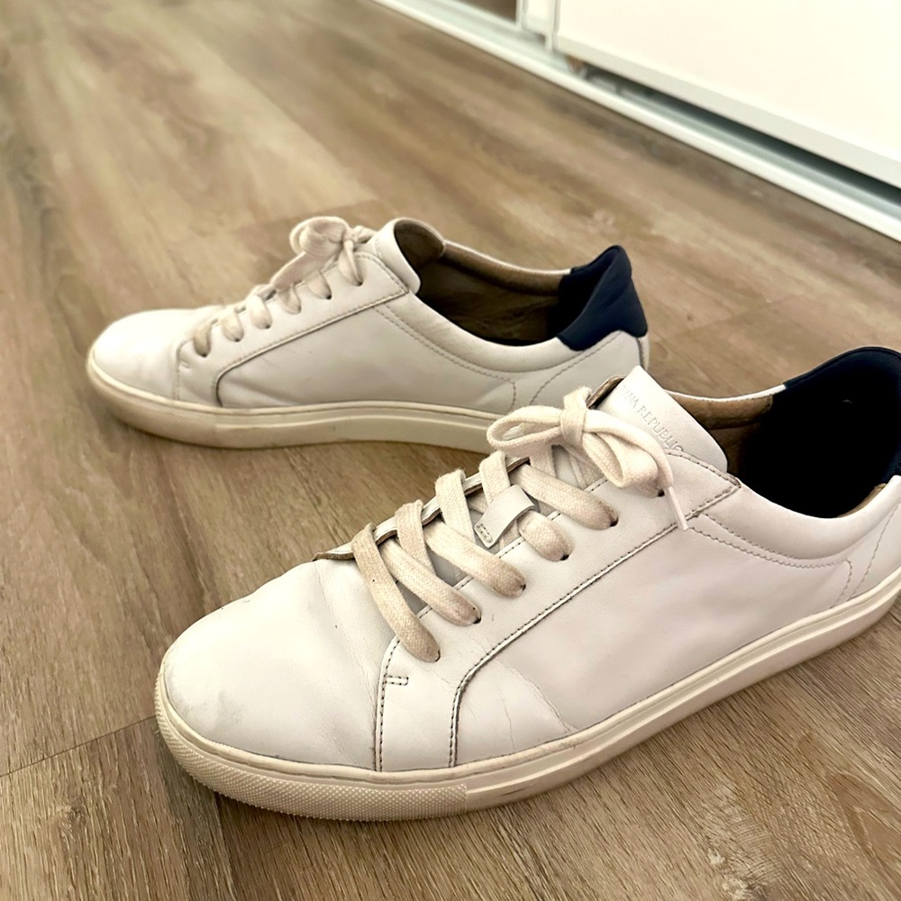Banana Republic men’s white leather sneaker